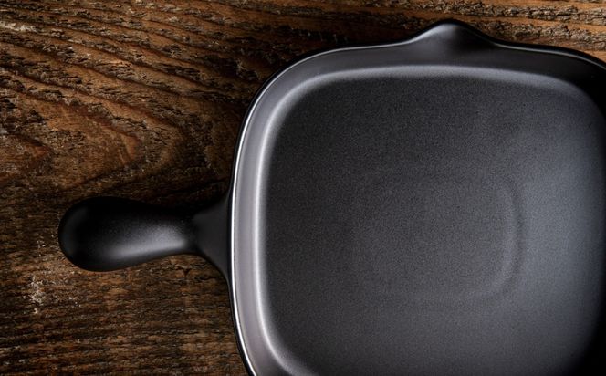 【萬古焼(ばんこやき)】Handmade土鍋 弥生陶園　職人が一つ一つ丁寧に成形し焼き上げる、こだわりの逸品　土鍋の国内生産80％のシェアを誇る伝統の萬古焼　TS-602 角グリルプレート（ロング）（黒釉）鉄より軽い！手間いらずの耐熱陶器製「魚焼グリル対応」【プレート、魚料理、肉料理、朝ごはん、朝食、目玉焼き、野菜、グラタン、アヒージョ、簡単調理、ペア、耐久性、人気、おすすめ、旨み、うまみ】