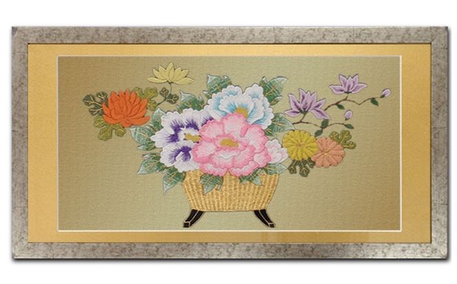 額装用 日本刺繍 「花かご」台生地「金」×額装「シルバー」 刺繍 伝統工芸 愛西市 / 百武打敷店[AEBR007]