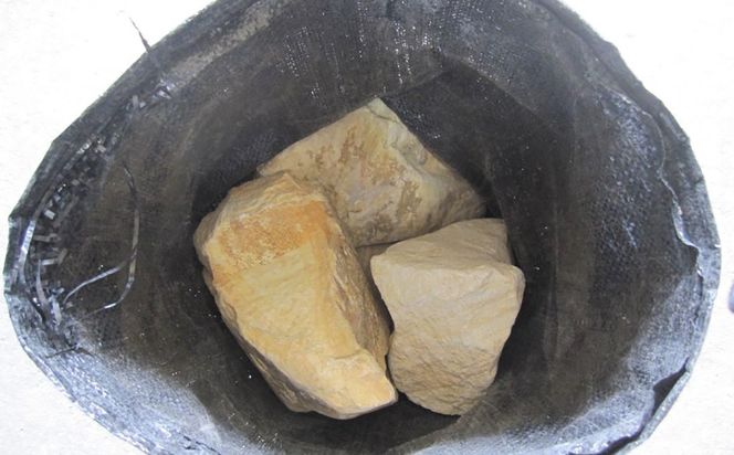 庭石、ごろた石 天草大石（150mm～300mm） 約20kg土嚢袋入り 合計約20kg 天草石 大石 ブラウン 茶色 石 天然石 庭 熊本県 上天草市