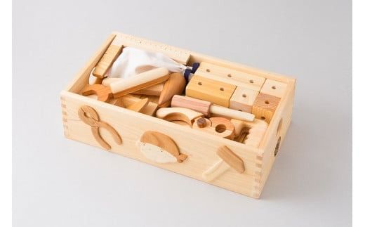 木のおもちゃ ちびっこ 大工道具 セット 箱入り 木製 知育玩具 男の子 女の子 ギフト プレゼント 贈り物 出産祝い 誕生日祝い 日本製 手作り 名入れ可能 山のくじら舎 2歳 3歳 4歳 5歳 6歳 7歳 8歳 トンカチ ノコギリ レンチ カンナ 穴あきブロック クギ 組み立て 工作 DIY 遊び 想像力 創造力 発想力 手先の器用さ 53個 巾着 ヒノキ 安芸市 高知県