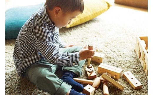木のおもちゃ ちいさな 大工道具 セット 山のくじら舎 詰め合わせ 木製 木 おもちゃ 知育玩具 男の子 女の子 ギフト プレゼント 贈り物 贈答 お祝い 出産祝い 誕生日祝い 日本製 手作り てづくり 大工 道具 受注生産品 名入れ可能 高知県 安芸市 2歳 トンカチ ドライバー レンチ 木箱 ヒノキ スギ ケヤキ サクラ 組み立て 釘 穴あきブロック 想像力 つみ木 親子 遊び 安芸市 高知県