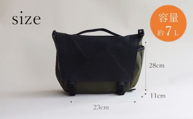 革のカシミヤ　国産野生鹿革を使用したミディアムサイズのメッセンジャーバッグ ファッション カバン 軽量 耐摩耗性 耐久性 普段使い 旅行 小物 ポケット マイボトル 収納 サイドポケット 