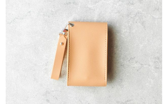 【ベージュ】毎日の“ときめき”を仕込めるリップケース　リップクリームホルダー　キーホルダーストラップ【ミラー付き・3本入る】 232238_CM032VC03