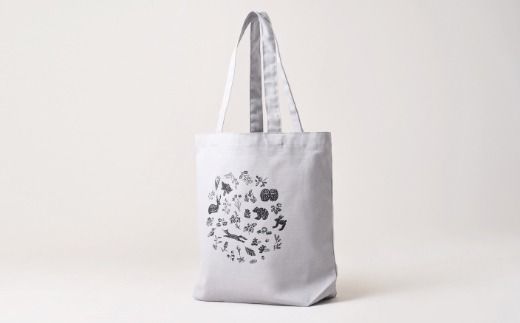 [磯 優子 / Yuko Iso] オリジナルデザイン キャンバストートバック（約37cmx 36cm x 11cmのマチ付き）×1コ【発送時期が選べる】オリジナル デザイン おしゃれ かわいい シンプル バッグ レディース A4 通勤 通学 ショルダー 北海道 釧路町 釧路超 特産品 br08　121-1931-004