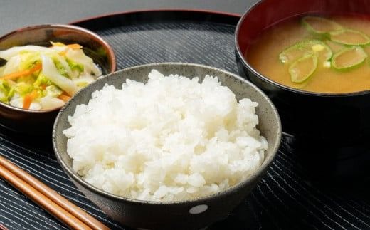 【令和7年産米】牛とつくったお米 新潟県 岩船産 新之助 精米 5kg 1041002