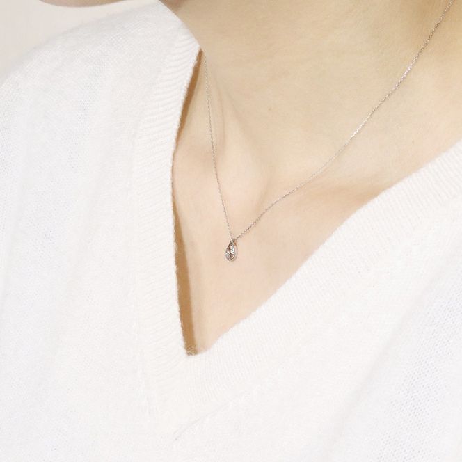 プラチナ 0.05ct しずく型ダイヤモンドペンダント　BQ-213