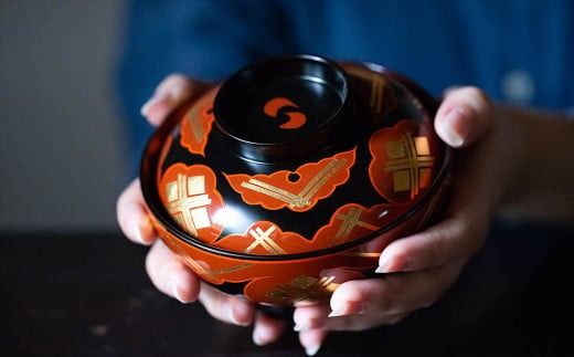 秀衡塗「煮物椀（雲紋・黒内古代朱）」 / 漆器 お椀 吸い物椀 煮物椀 おわん 食器 ふた付き 漆椀 漆塗 うるしぬり 手塗り 木製 伝統工芸品 和 お正月 高級 結婚 新築祝い お祝い 贈答 贈り物 プレゼント ギフト 香典返し お返し おもてなし