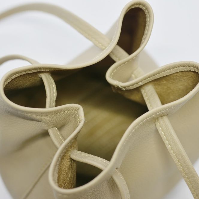 益子の革工房maharoの巾着バッグ（S）ベージュ (AX141-4)