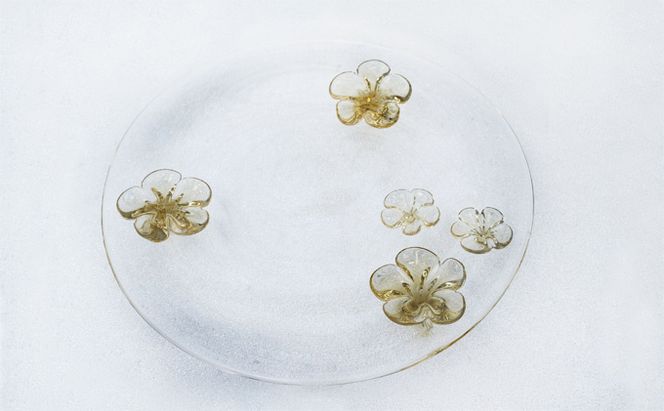 カメリア23cmプレート（タン） 食器 皿 インテリア 工芸品 格子模様 ガラスプレート 人気のプレート 手作り 飾り皿 お花 