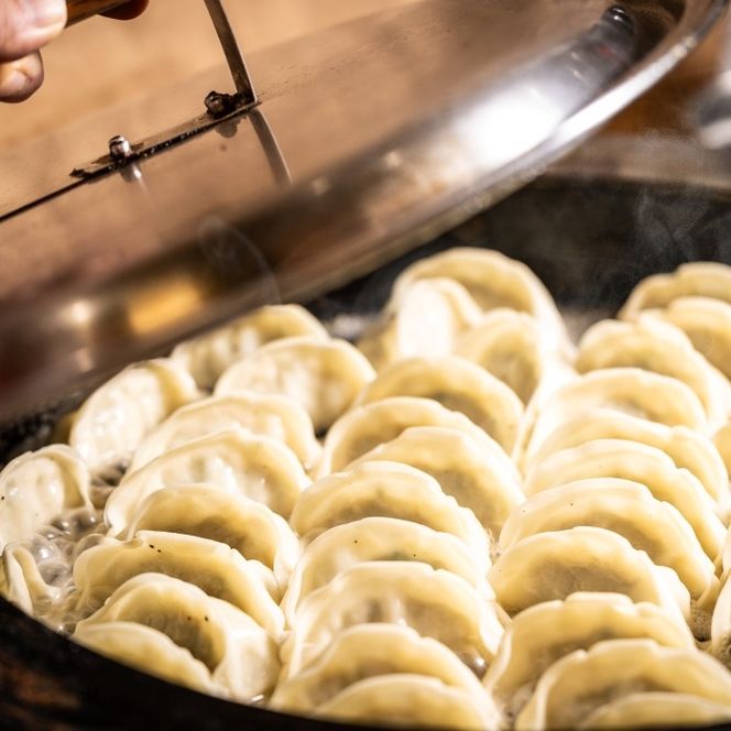 ミシュラン掲載の餃子専門店「新味覚」の餃子。上質な小麦でつくる皮の絶妙の薄さ、食材の産地と鮮度にこだわった餡。その人気には理由がある。 特製冷凍生餃子 3箱セット-[G621] 