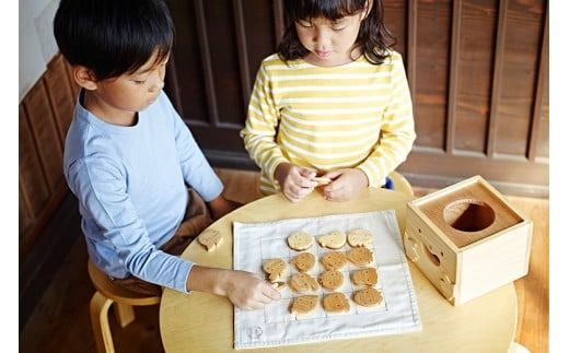 木のおもちゃ おやさいもぐもぐ 山のくじら舎 木製 木 おもちゃ 知育玩具 男の子 女の子 ギフト 包装 ラッピング プレゼント 贈り物 贈答 お祝い 出産祝い 誕生日祝い のし 熨斗対応 手作り てづくり 受注生産品 名入れ可能 2歳 幼児 子供 木のぬくもり 国産 日本製 ヒノキ サクラ 野菜 果物 コマ ボードゲーム オセロ ドミノ 集中力 考える力 創造性 想像力 遊び方 10種類 セット W150mm W130mm D150mm 300mm 安芸市 高知県