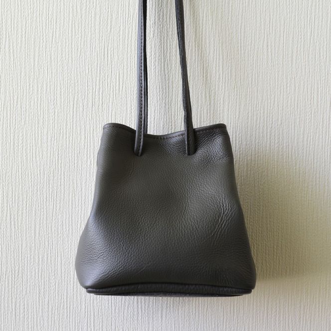 益子の革工房maharoの巾着バッグ（S）ダークグレー (AX141-2)
