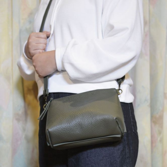 益子の革工房maharoのショルダーポーチ　ワイド（S）オリーブグリーン｜栃木県 益子町 ふるさと納税 ショルダーポーチ ワイド 牛革 手作り（AX108-4）