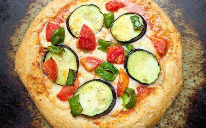 【 糸島野菜 × 天然酵母 】 農園 手づくり 野菜 チーズ 全粒粉ピッツァ 自家製トマトソース 1枚 糸島市 / わかまつ農園[AHB056]