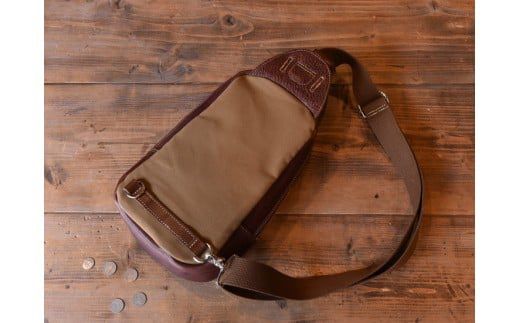 ハンドメイド　レザーワンショルダーバッグ・名入れ可能　【CC06W】
