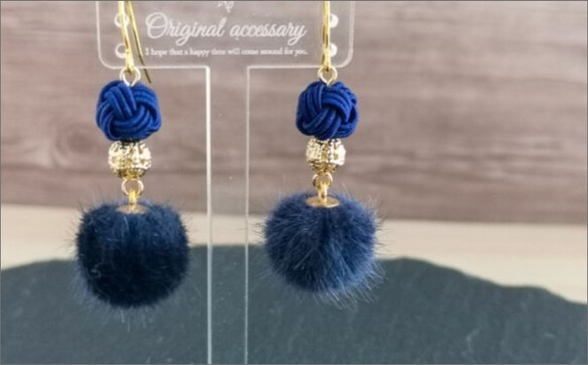 ＊藍色（ネイビー）＊水引ピアス/玉結びとフェイクファーのピアス　AM00324