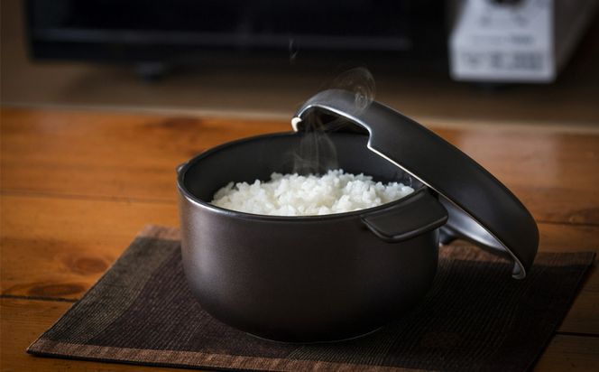 【萬古焼(ばんこやき)】Handmade土鍋 弥生陶園　職人が一つ一つ丁寧に成形し焼き上げる、こだわりのおひつ　土鍋の国内生産80％のシェアを誇る伝統の萬古焼　TS-402　丸おひつ1合（黒釉）レンジで簡単 炊きたての味がよみがえる丸おひつ【萬古焼、ばんこやき、鍋、ごはん鍋、おひつ、省エネ、耐久性、人気、おすすめ、ごはんがおいしい、使いやすい、時短、耐熱調理、米、ごはん、旨み、うまみ、電子レンジ】