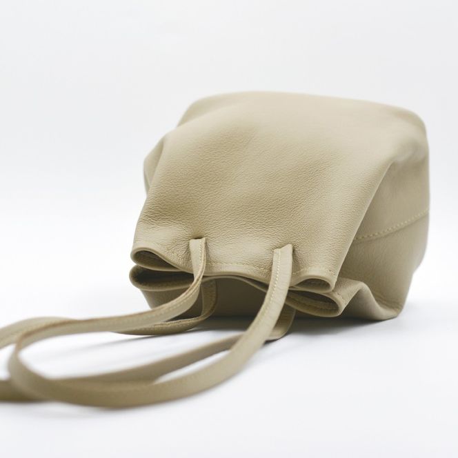 益子の革工房maharoの巾着バッグ（S）ベージュ (AX141-4)