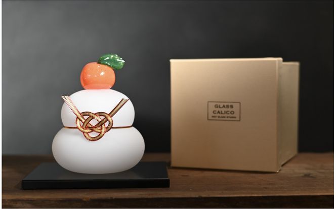 ガラスの鏡餅(黒台付き）サンドブラスト加工＜Lサイズ＞【鏡餅 サンドブラスト加工 ガラス お正月 鏡餅約13cm×約10cm 黒台15cm×12cm ハンドメイド 職人手作り 工芸品 伝統工房で作成 老舗ガラス工房 神奈川県 小田原市 】 142069_CH004