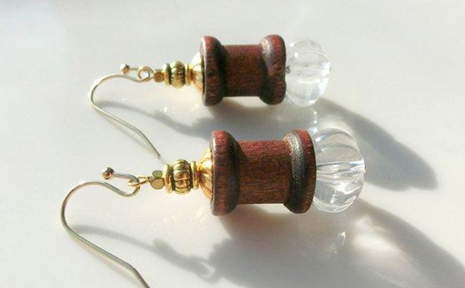 wood spool ピアス アクセサリー 1個【シンプル クリスタル 木製 天然石 ゴールド クール シャープ 可愛い ギフト プレゼント ハンドメイド 手作り  職人 上品 華やか  ドレス 大人の雰囲気  ラッピング 母の日 結婚式 Q 北海道 幕別町】