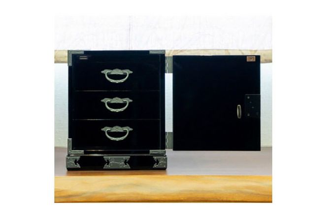 仙台箪笥 舟箪笥 黒呂漆塗り 欅産業 職人 おすすめ 船箪笥 [インテリア タンス 収納 家具 和 モダン 高級 和箪笥 小箪笥 伝統 工芸品 仏壇 仏具 神具 飾り棚 欅 漆塗 彫金 金具 装飾 仙台箪笥 船箪笥 舟箪笥 宮城 利府 欅産業]|06_kyk-240501