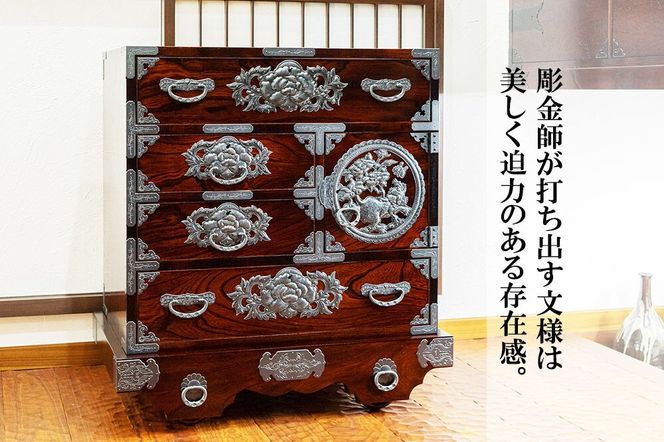 【彫金手打金具】仙台箪笥 中型車箪笥 ≪牡丹・唐獅子≫ 拭き漆塗り (申込書返送後、3ヶ月～8ヶ月程度でお届け) [仙台箪笥 タンス たんす 小型 高級 工芸品 伝統]|06_kyk-610301