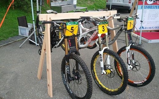 【3-40】桧製自転車ラック　宿輪木