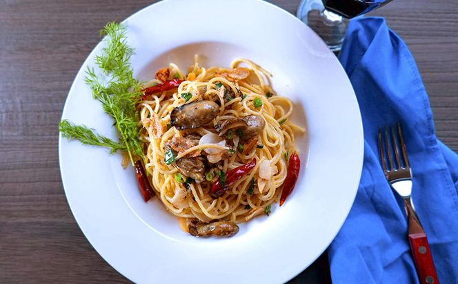 木こりと海　牡蠣の燻製 オリーブオイル漬 2個セット (1個あたり100g×2個,合計200g) ギフトボックス付 加工食品 つまみ スモーク 牡蠣のオリーブオイル漬 ワインのお供 ビールのお供 ウイスキーのお供 お酒のお供 