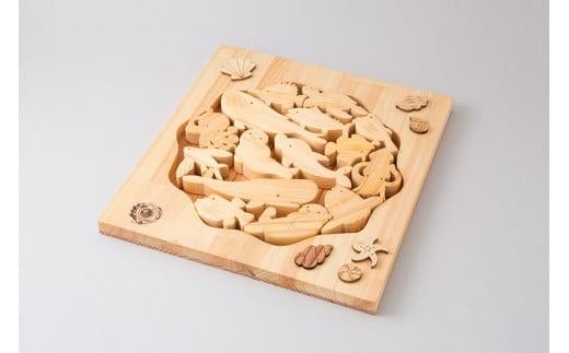 木のおもちゃ パズル 海パズル 木製 知育玩具 男の子 女の子 ギフト プレゼント 贈り物 出産祝い 誕生日祝い 日本製 手作り 名入れ可能 山のくじら舎 2歳 幼児 子供 空間認識力 動物 海の生き物 クジラ イルカ カメ タコ ウミスズメ 15種類 ヒノキ スギ セット内容 15個 パズル台 1個 サイズ W320mm H25mm D340mm 安芸市 高知県