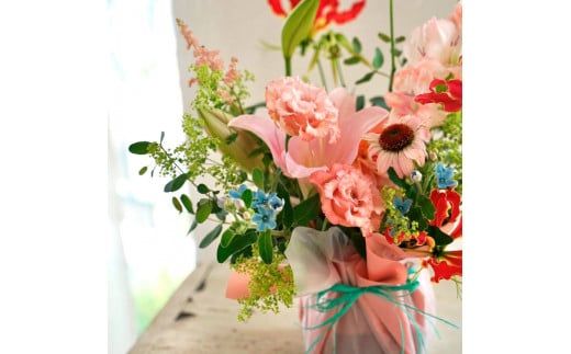 【CF-R7hbk】t160tmf　《3ヵ月定期便》おすすめ生花アレンジメントM 定期便 定期コース 全3回 フラワーアレンジメント そのまま飾れる 生花 花束 花 お花 おすすめ 可愛い キレイ おしゃれ 季節のお花 供花 お供え
