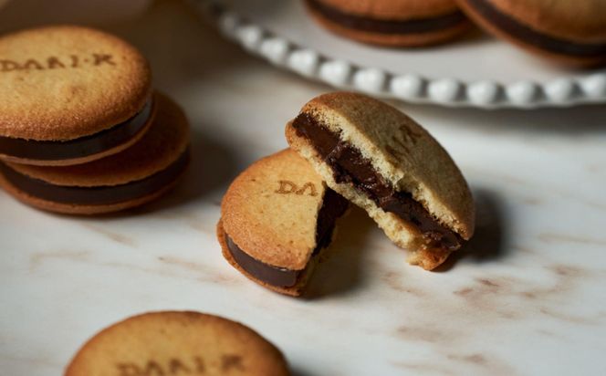 【高島屋選定品】＜dari K(ダリケー）＞カカオサンドクッキー24枚入（ダーク・ミルク・ホワイト×8枚）［ 京都 チョコレート カカオを通して世界を変える 人気 おすすめ ギフト プレゼント 贈答 お取り寄せ お菓子 スイーツ ］ 261009_A-AAH010