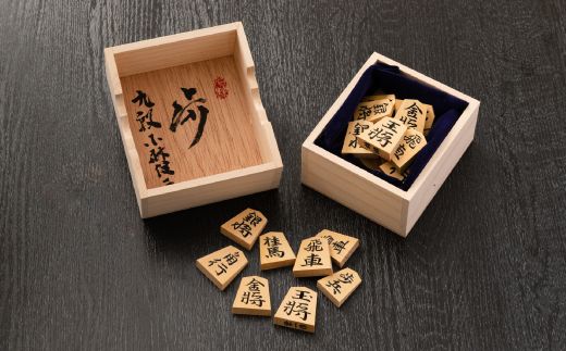 【小林健二 九段 揮毫入り駒箱付き】五寸脚付将棋盤 駒台付 第70期王将戦上峰町開催記念!! J-189