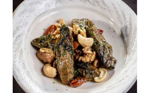 牡蛎燻製オイル漬デュエットA（にんにくオイルS120g×1個 山椒オイルS120g×1個 ★サケ・マス冷燻製S40g×1個★ アラカルト10g×6個入り1セット）【0tsuchi00174-202412】