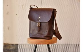 リッチオイルレザー(岡喜近江牛レザー）で作った　ショルダーバッグ　　ダークウォルナット【CC24W】