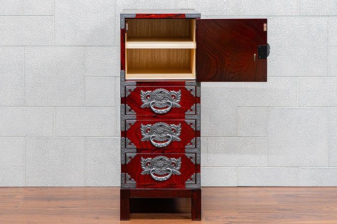 仙台箪笥 35巾脚付すきまチェスト 拭き漆塗り【扉：彫金手打金具】（鶴亀松竹梅）（お申込書返送後8ヶ月～12ヶ月程度でお届け）工芸品 伝統|06_kyk-860301