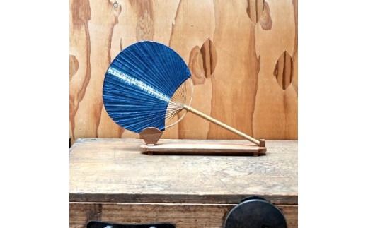 藍染団扇 センター絞り染 丸竹柄長