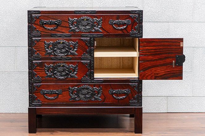仙台箪笥 脚付帳場箪笥 拭き漆塗り【扉：彫金手打金具】（鶴亀松竹梅）（お申込書返送後8ヶ月～12ヶ月程度でお届け）工芸品 伝統 [仙台箪笥 脚付帳場箪笥 タンス たんす 拭き漆塗り 高級 工芸品 伝統 欅産業 宮城県 利府町]|06_kyk-870301