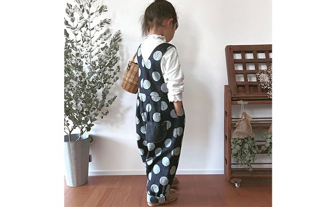 「大きなドット」児島デニムのサロペット（110センチ） 