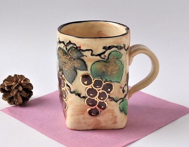 【ギャラリー洛中洛外】形が特徴的で実り多い葡萄が華やか 浮花葡萄マグカップ 261009_A-GM002