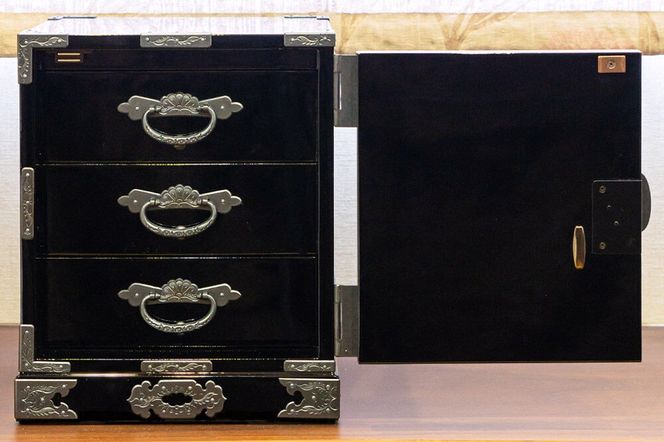 【彫金手打金具】仙台箪笥 舟箪笥 ≪唐獅子牡丹≫ 黒呂漆塗り (申込書返送後、3ヶ月～10ヶ月程度でお届け) [仙台箪笥 タンス たんす 小型 高級 工芸品 伝統]|06_kyk-250501