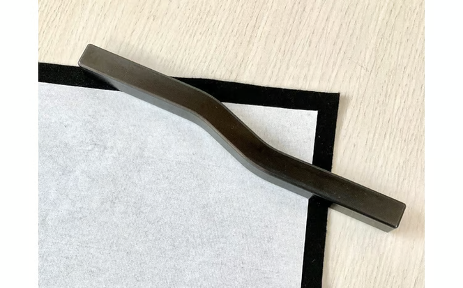 ＫＩＨＯの文鎮　～【ＮＡＭＩ】 心穏やかに書の流れを妨げないための道具 習字 書道 文房具 鉄 重り ペーパーウエイト 文鎮 錆防止 黒染め 流れ 筆 なみ H084-065