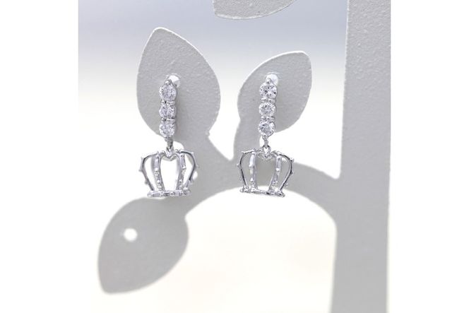 ピアス スタッドピアス プラチナ PT900 ダイヤモンド 0.24ct 王冠 クラウン モチーフ 揺れるピアス レディース アクセサリー アクセ ジュエリー 【f092-pt】 [オーダーメイドジュエリーメイ 山梨県 韮崎市 20745205]