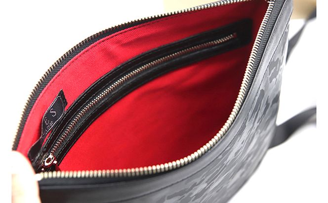 型押しカモフラレザー　ショルダーサコッシュ ファッション カバン バッグ 迷彩 撥水 薄マチ 仕切り 収納カ ジュアル エレガント 