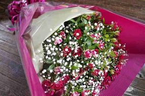 【上品な美しさ】マーブル模様のミニバラとカスミソウの花束 H092-078