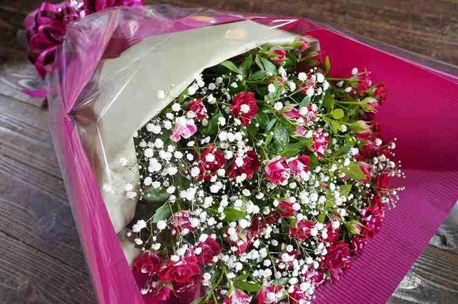 【上品な美しさ】マーブル模様のミニバラとカスミソウの花束 H092-078