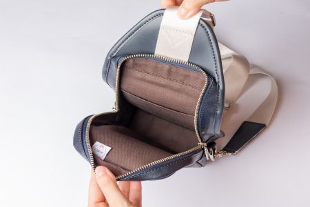 ランドセルリメイク ボディバッグ / 鞄職人 ランドセル リメイク 注文 ショルダーバッグ 縦型 豊岡鞄 メンズ レディース【納期：ランドセル到着後3～6ヶ月】