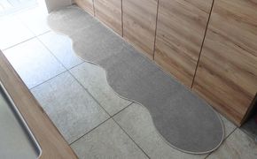 diw0044 北欧風キッチンマット ラグマットタイプ 45×210cm ピーナッツ型 シルバーグレー 抗菌防臭 SEK 織人しきもの屋工房