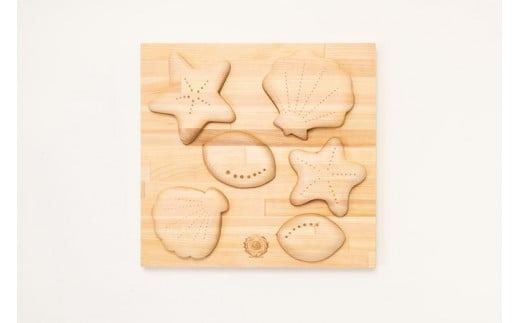木のおもちゃ パズル かくれんぼパズル うみべ 海辺 生き物 動物 木製 知育玩具 赤ちゃん ベビー 男の子 女の子 ギフト プレゼント 贈り物 出産祝い 誕生日祝い 日本製 手作り 名入れ可能 山のくじら舎 2歳 幼児 子供 玩具 エデュケーショナルトイ 幼児教育 脳トレ 感覚刺激 海の生き物 魚 貝 ヒトデ 木のパズル 想像力 創造力 集中力 観察力 手先の器用さ W340mm H50mm D320mm ヒノキ スギ フェルト 安芸市 高知県