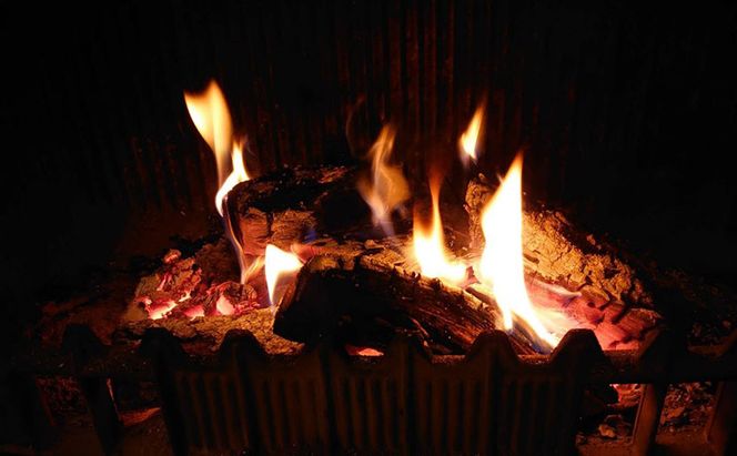北海道産 薪ストーブ用 ミズナラ薪 25kg（30～35cm/1本）TOKACHI FIRE WOOD【 薪 広葉樹 ナラ 焚き火 ストーブ キャンプ ピザ窯 暖炉 サウナ 乾燥薪 焚き付け 太割 アウトドア グランピング BBQ 北海道 十勝 幕別 】