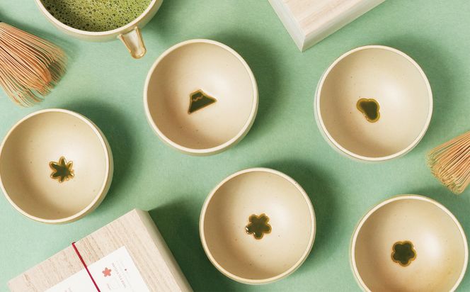 【fuuu】茶かざり抹茶碗 桐箱入〈梅黒色〉｜京都 清水焼 抹茶椀 人気 おしゃれ [ 京焼 窯元 陶謙窯 抹茶椀 おしゃれ 人気 おすすめ お茶 抹茶 茶道 茶道具 ギフト プレゼント お取り寄せ 通販 送料無料 ふるさと納税 ]	 261009_B-XV02VC04